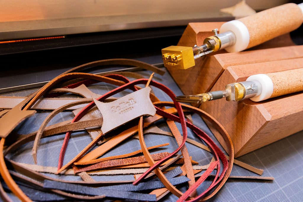 Chutes de cuir et outils de marquage