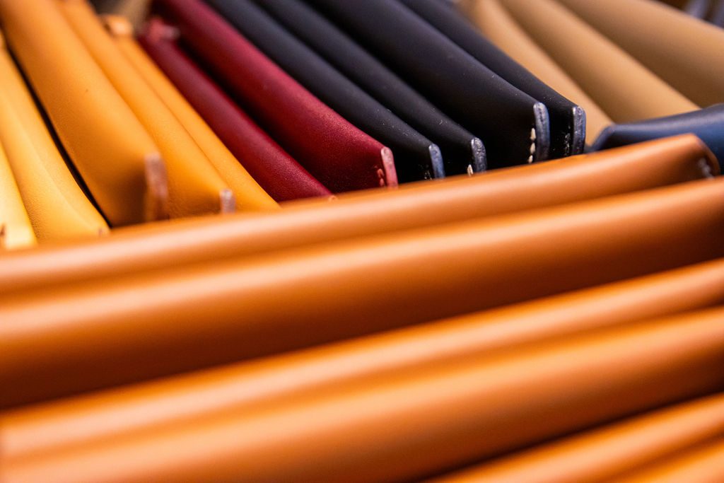 Peaux de cuir colorées rangées dans l'atelier