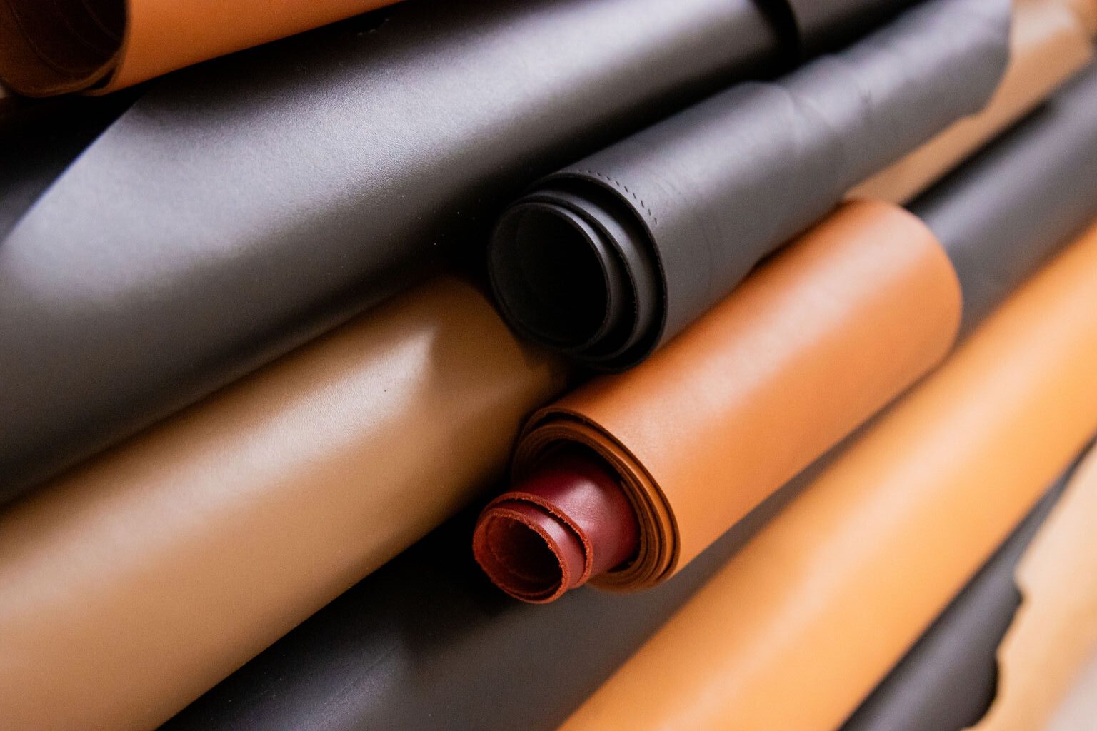 Rouleaux de cuir noir et cognac