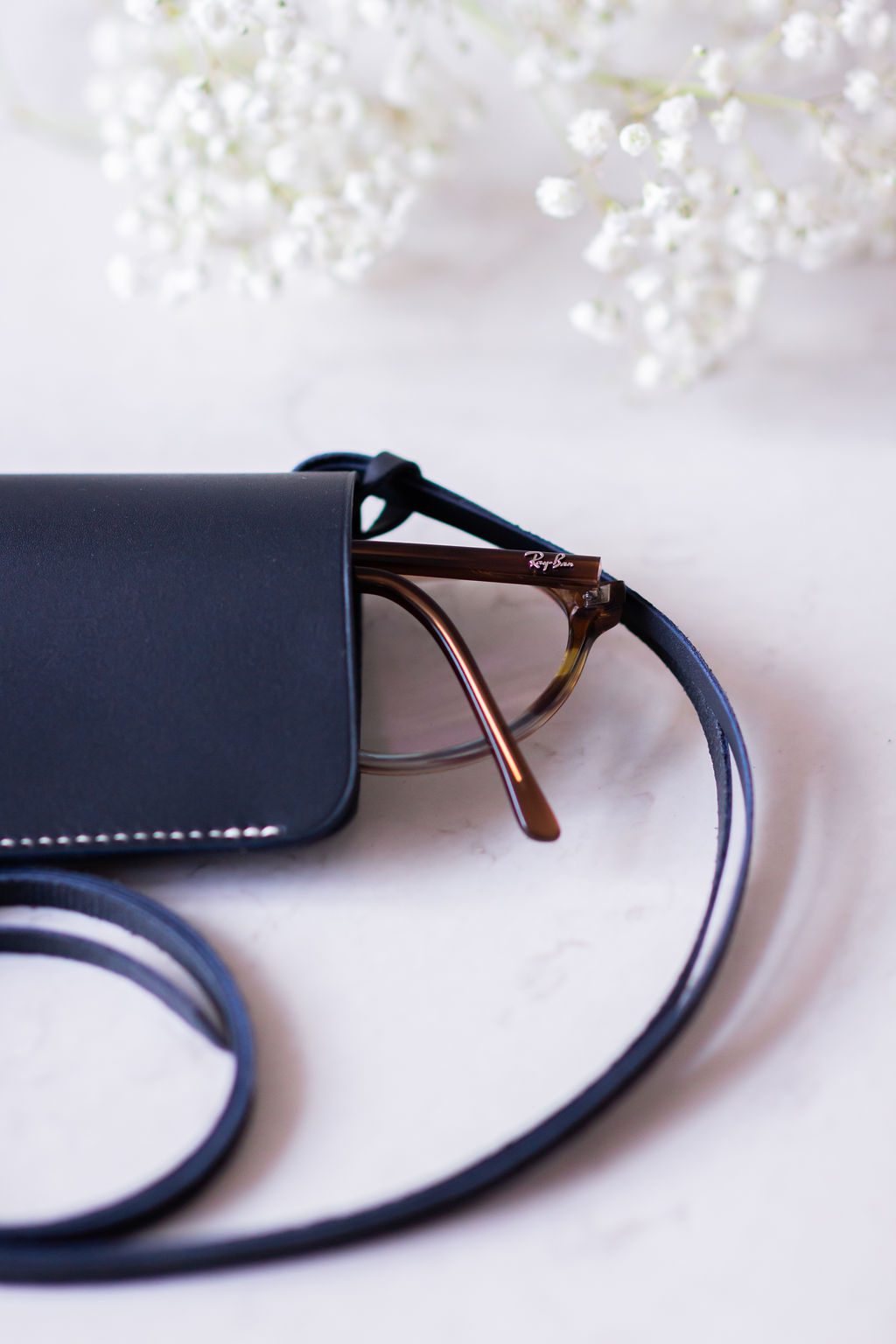 Étui Standard en cuir bleu marine avec des lunettes et son cordon
